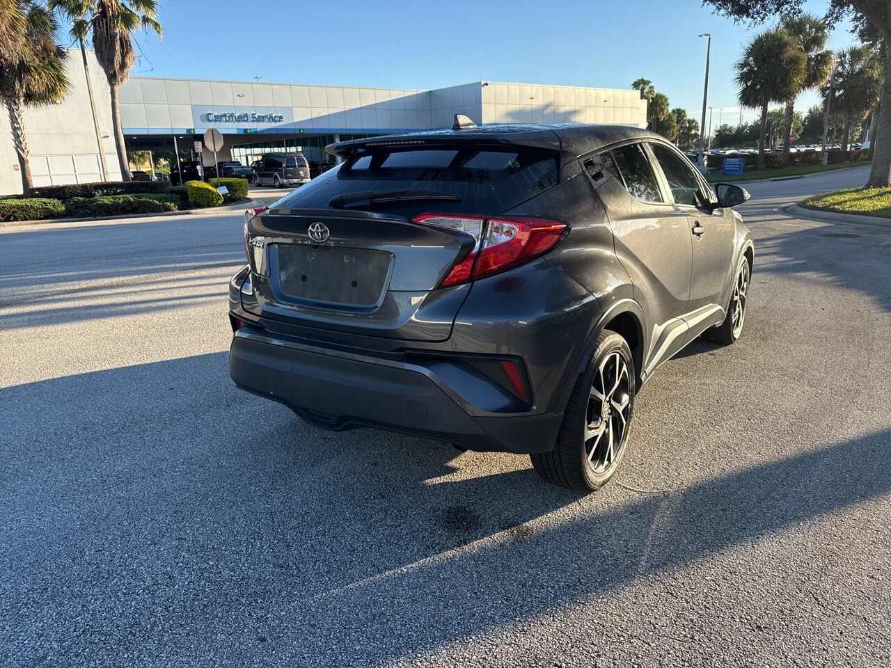 2022 Toyota C-HR XLE photo 3