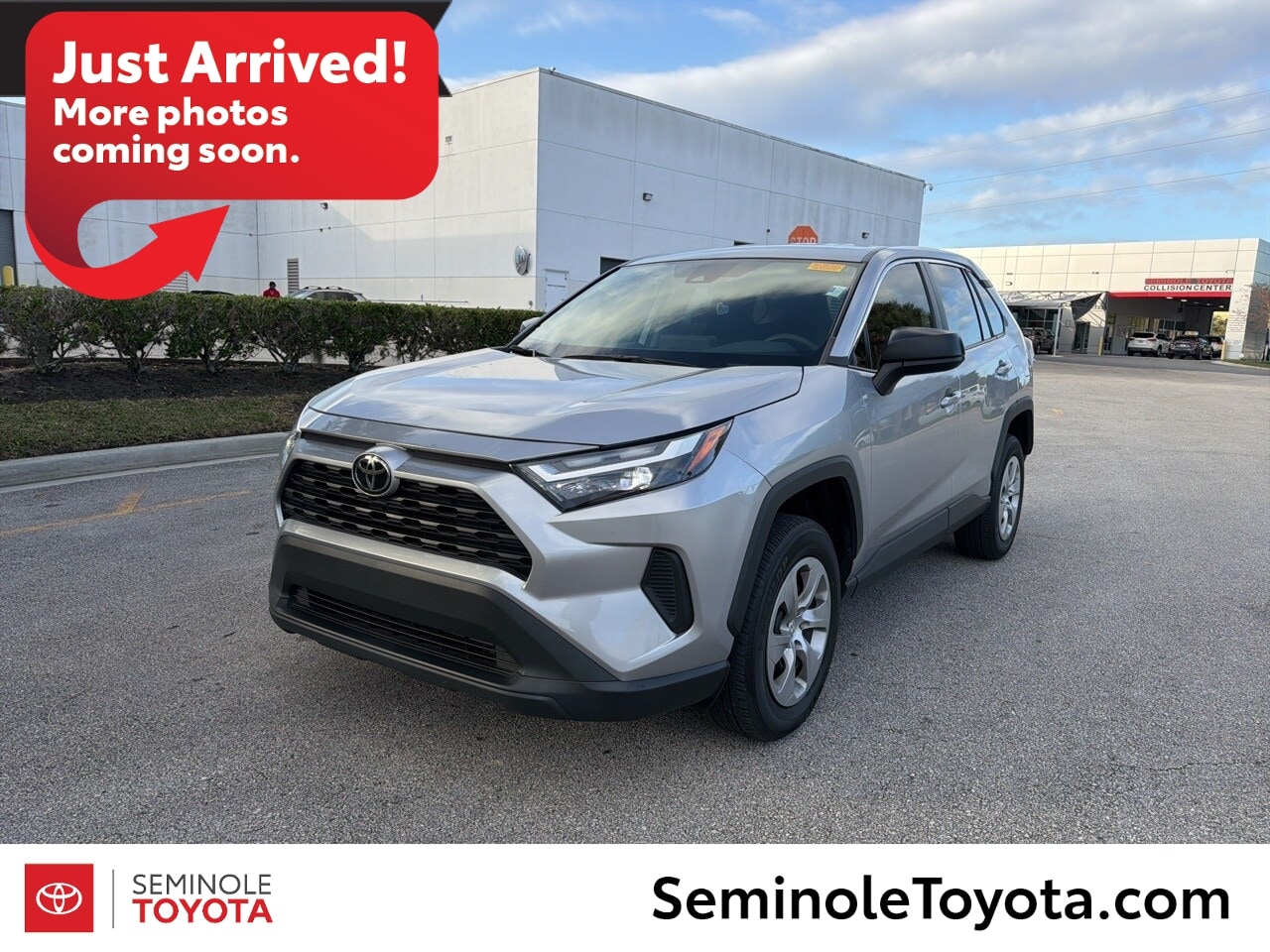 2023 Toyota RAV4 LE's photo