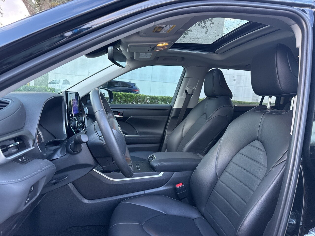 2024 Toyota Highlander LE photo 4