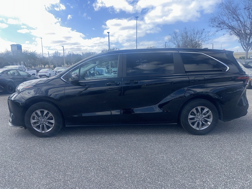 Used 2025 Toyota Sienna LE Minivan/Van