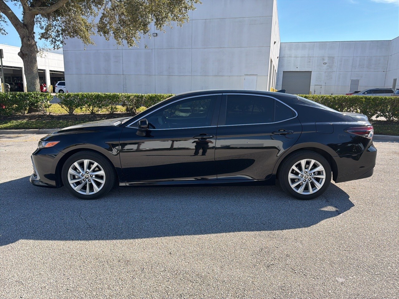 2023 Toyota Camry LE photo 2