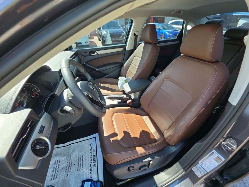 2021 Volkswagen Passat 2.0T SE photo 3