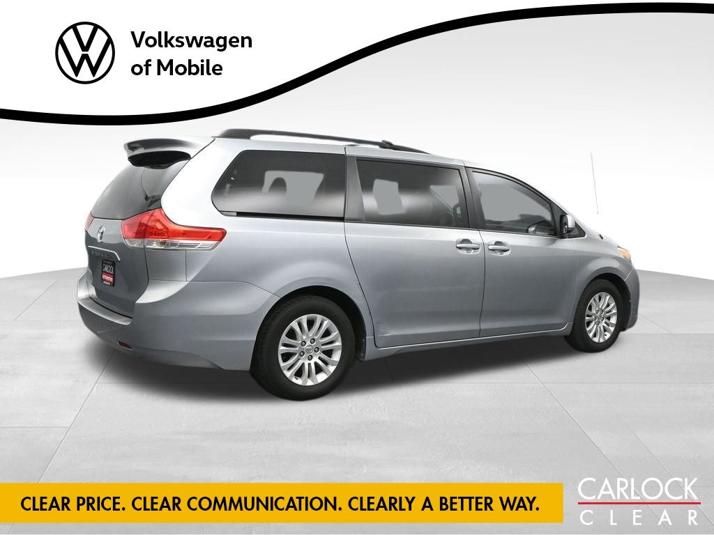 2013 Toyota Sienna XLE photo 2