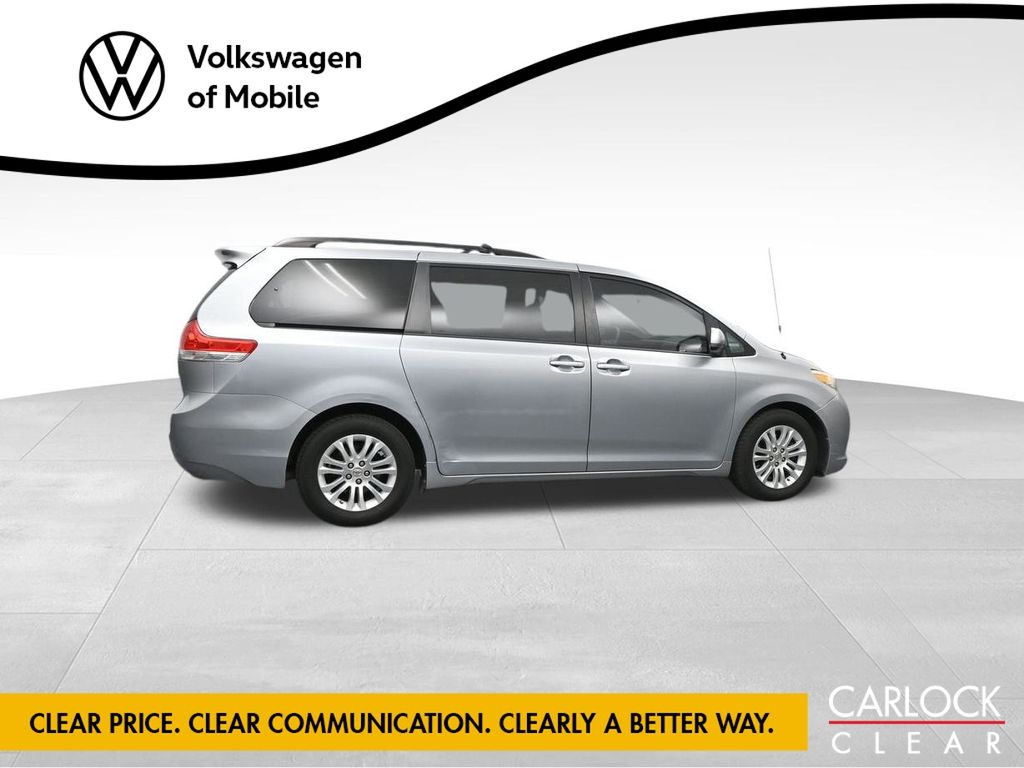 2013 Toyota Sienna XLE photo 3