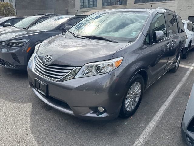 2017 Toyota Sienna XLE photo 3