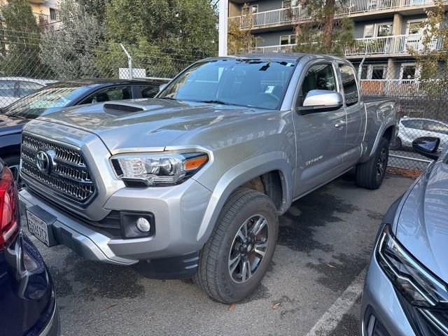 2017 Toyota Tacoma TRD Sport V6 photo 2