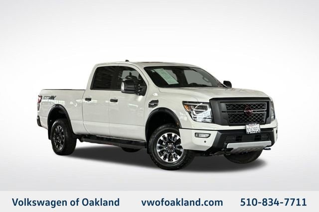 2017 Nissan Titan SL 4X2 Crew Cab's photo