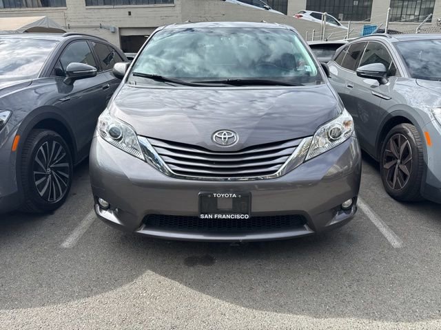 2017 Toyota Sienna XLE photo 2