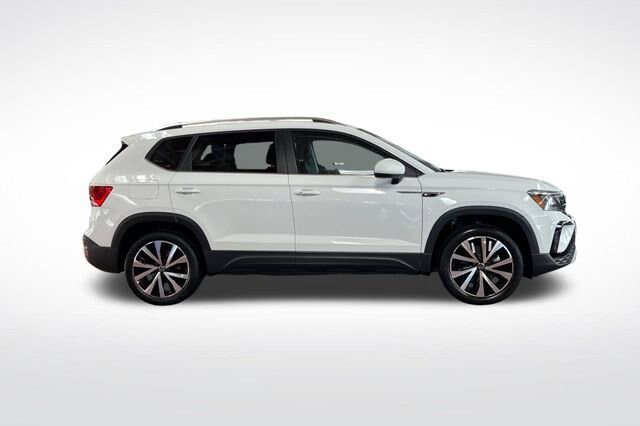 2024 Volkswagen Taos SE photo 3