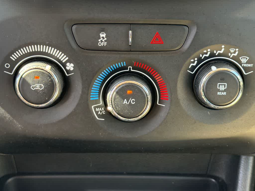 Thumbnail: 2015 Jeep Cherokee - 27