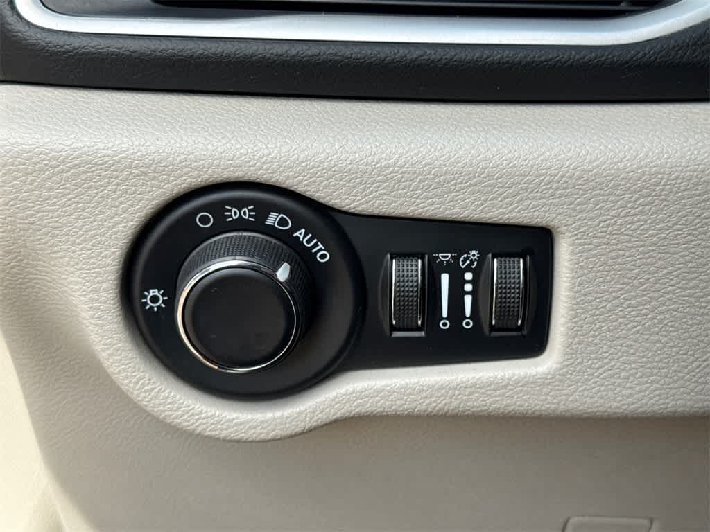 Thumbnail: 2023 Chrysler Voyager - 32