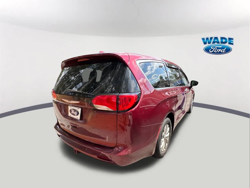 Thumbnail: 2017 Chrysler Pacifica - 4