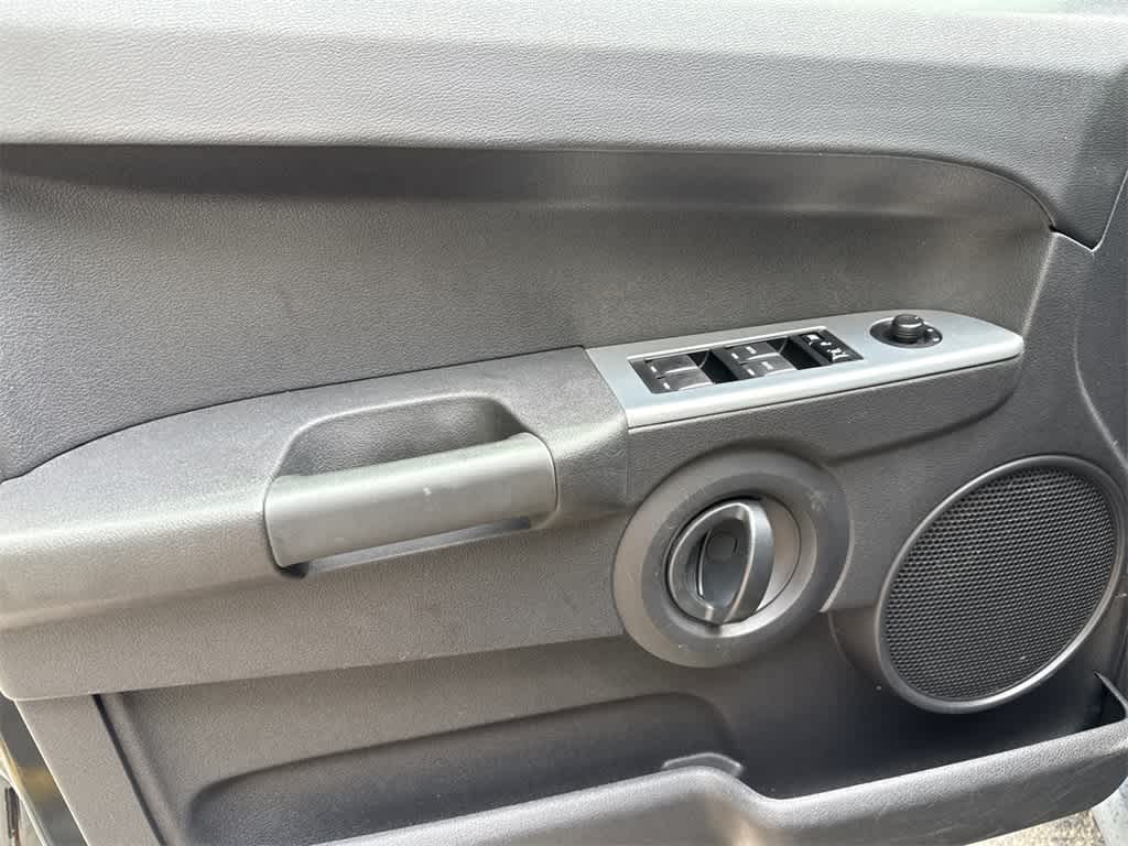 Thumbnail: 2008 Jeep Commander - 11