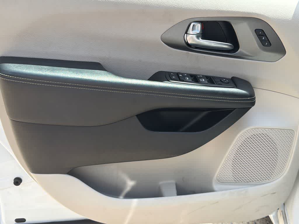 Thumbnail: 2023 Chrysler Pacifica - 11