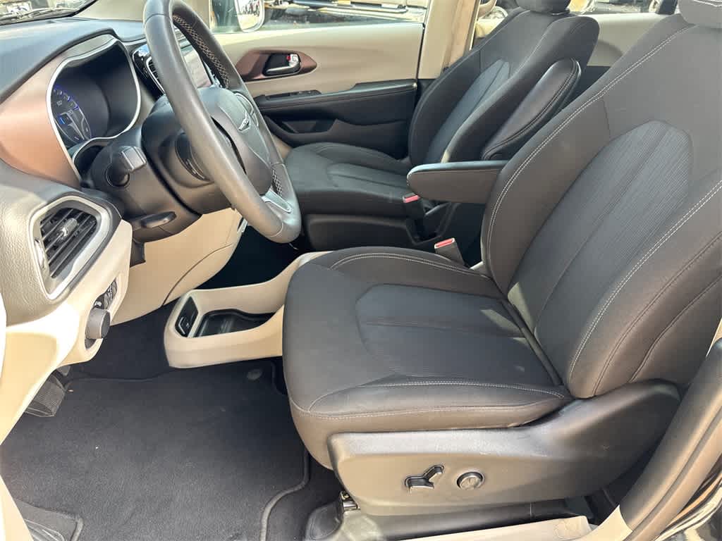 Thumbnail: 2023 Chrysler Voyager - 10