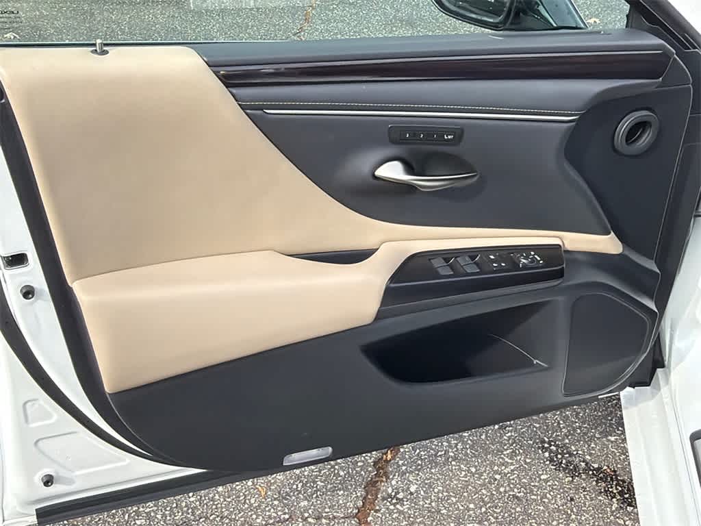 Thumbnail: 2020 Lexus ES - 11