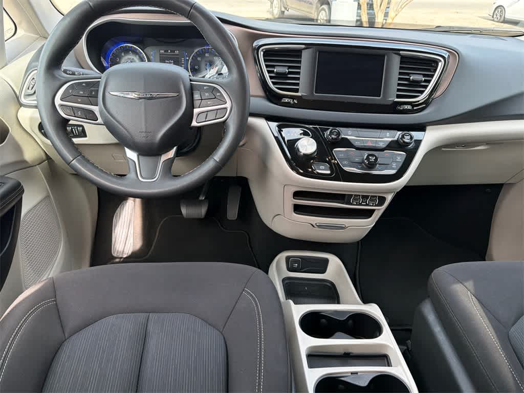 Thumbnail: 2023 Chrysler Voyager - 20