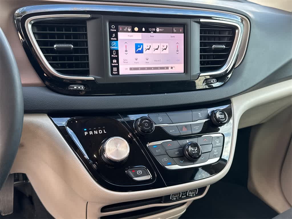 Thumbnail: 2023 Chrysler Voyager - 26