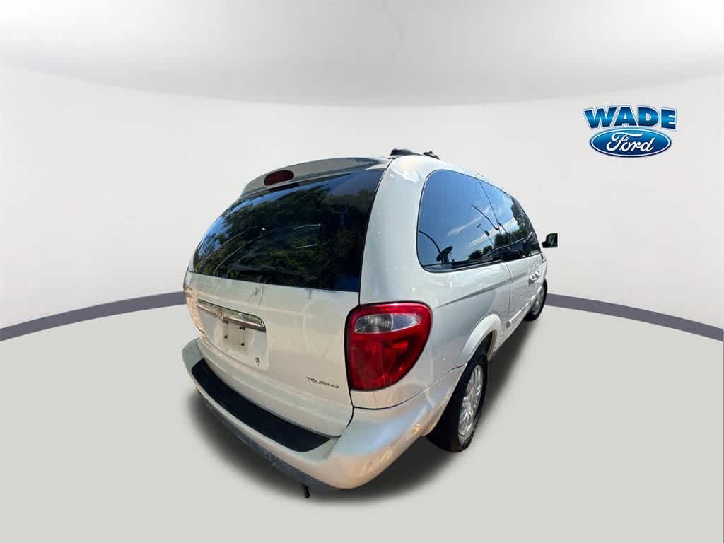 Thumbnail: 2005 Chrysler Town & Country - 4