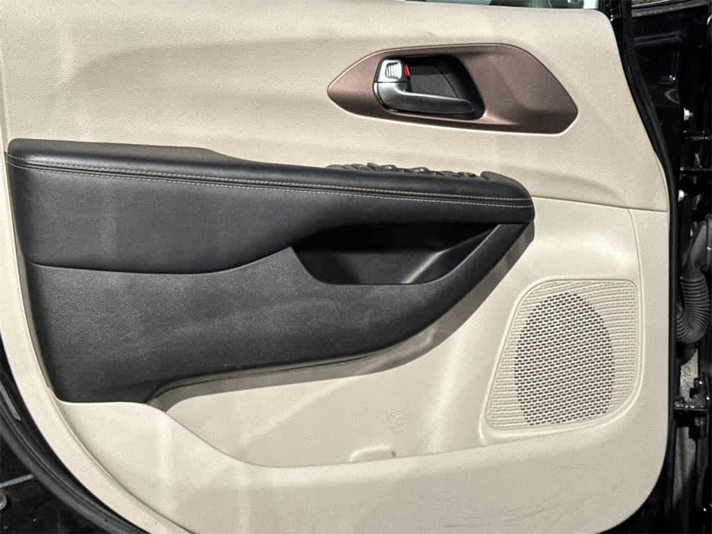 Thumbnail: 2023 Chrysler Voyager - 11