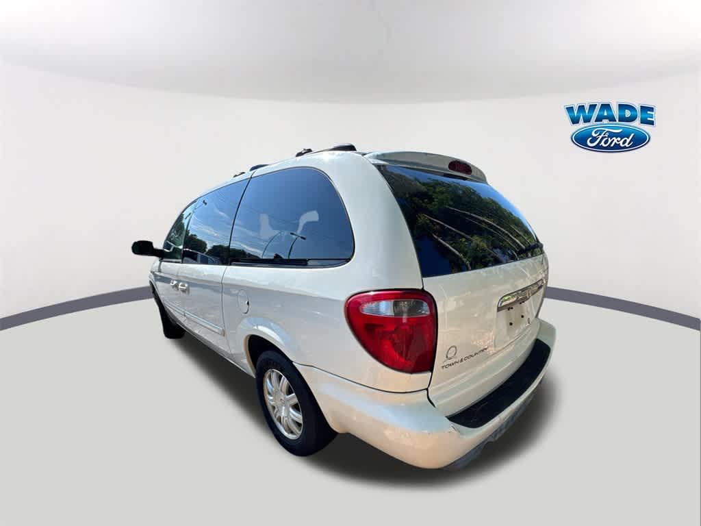 Thumbnail: 2005 Chrysler Town & Country - 6