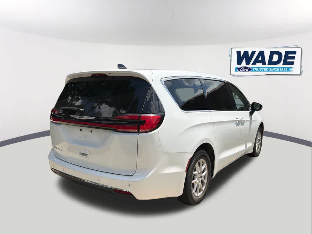 Thumbnail: 2023 Chrysler Pacifica - 5