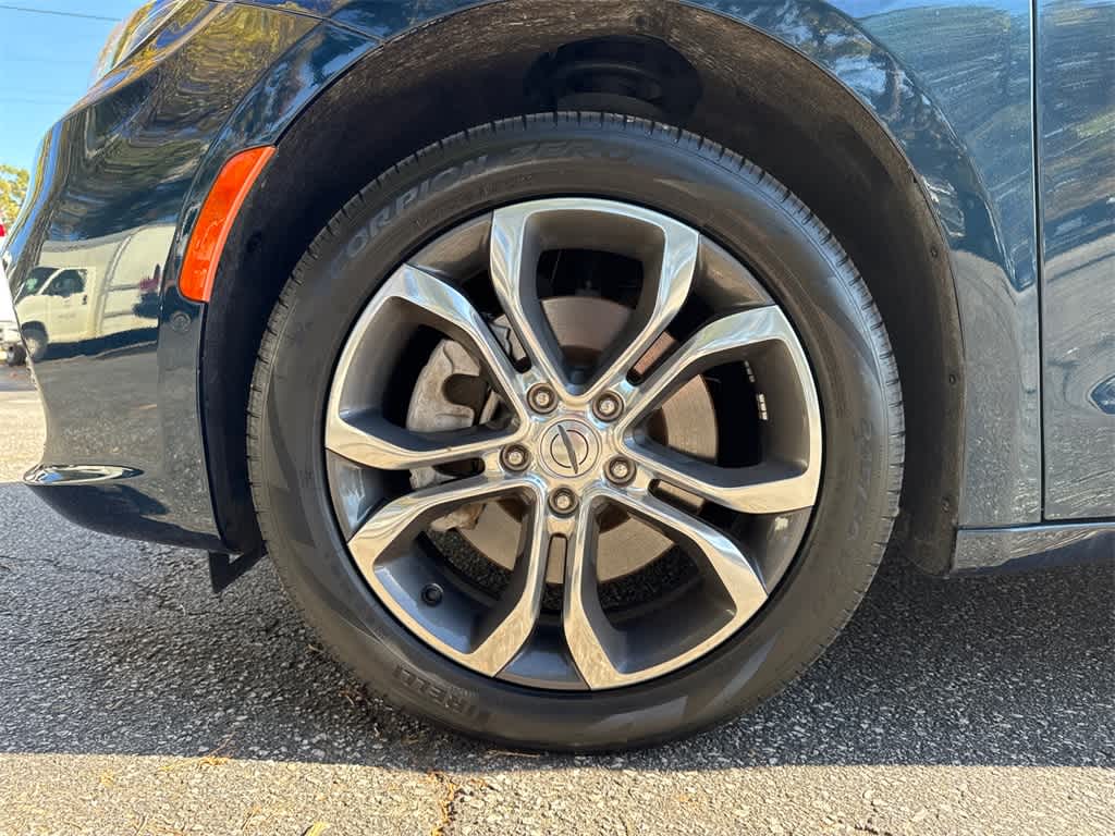 Thumbnail: 2022 Chrysler Pacifica - 9