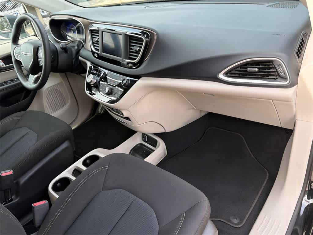 Thumbnail: 2023 Chrysler Voyager - 13