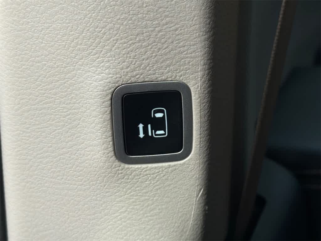 Thumbnail: 2023 Chrysler Voyager - 23