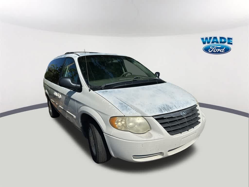 Thumbnail: 2005 Chrysler Town & Country - 3