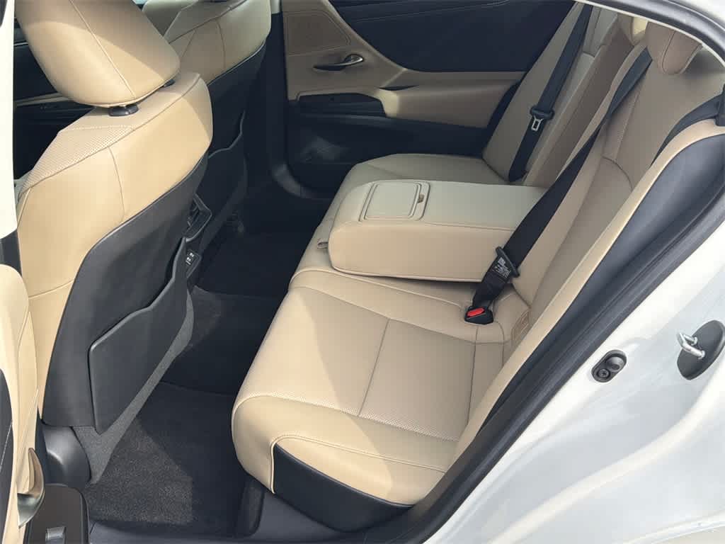 Thumbnail: 2020 Lexus ES - 17