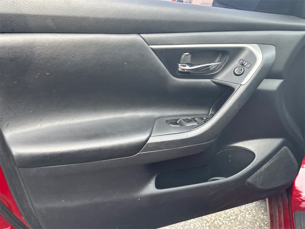 Thumbnail: 2017 Nissan Altima - 9