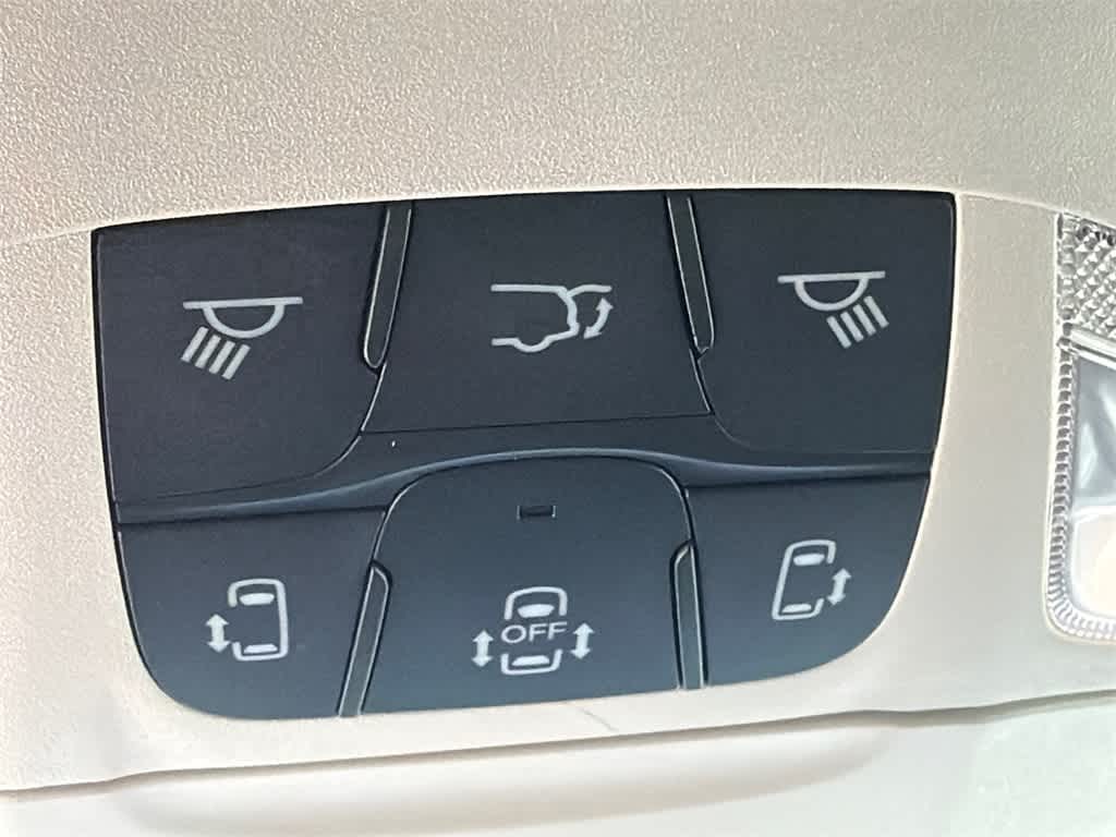 Thumbnail: 2023 Chrysler Voyager - 33