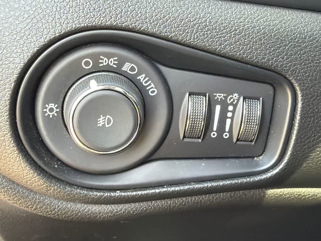 Thumbnail: 2021 Jeep Renegade - 31