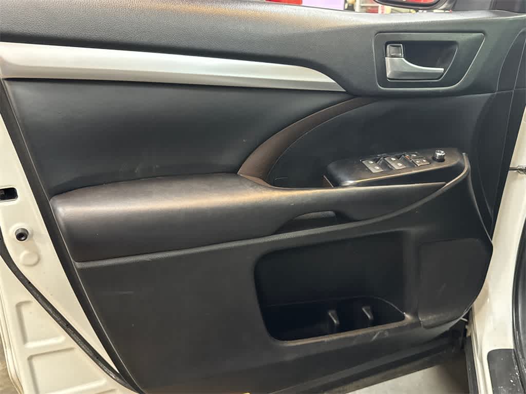 Thumbnail: 2019 Toyota Highlander - 9