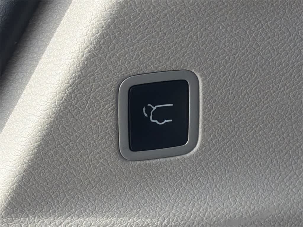 Thumbnail: 2023 Chrysler Voyager - 16