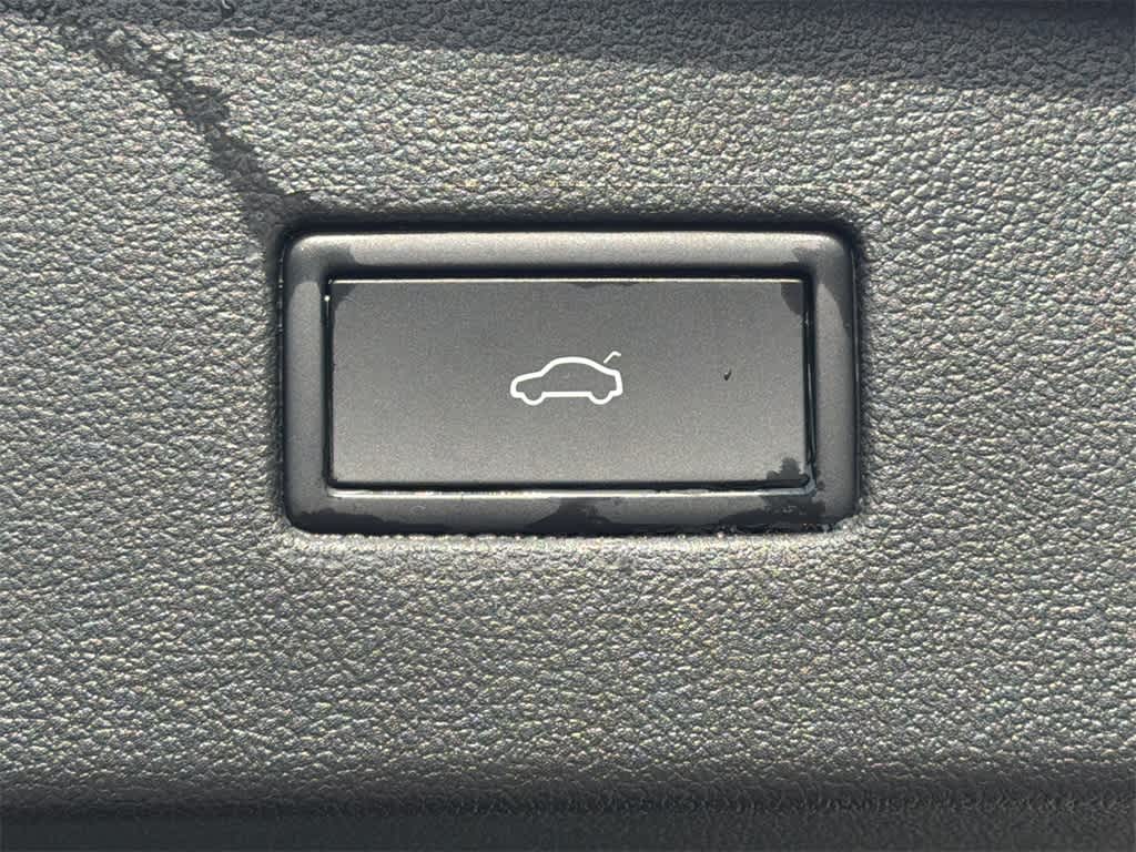 Thumbnail: 2022 Volkswagen Tiguan - 17