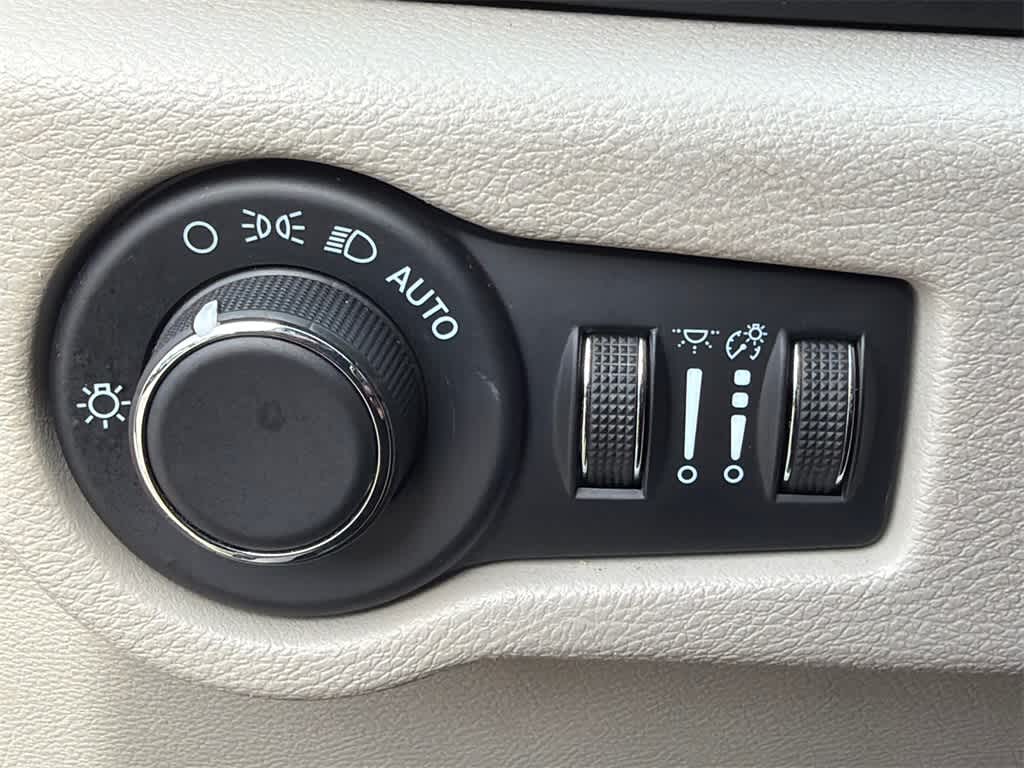 Thumbnail: 2023 Chrysler Voyager - 34