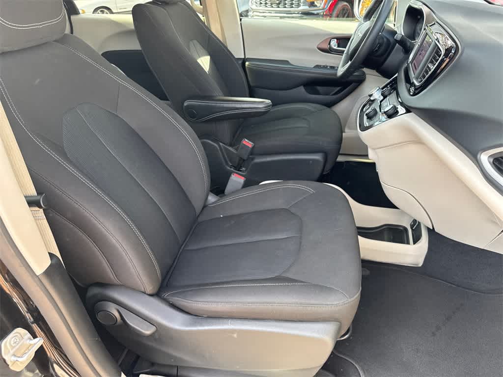 Thumbnail: 2023 Chrysler Voyager - 12