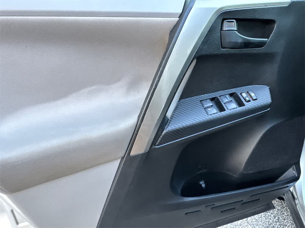 Thumbnail: 2013 Toyota RAV4 - 10