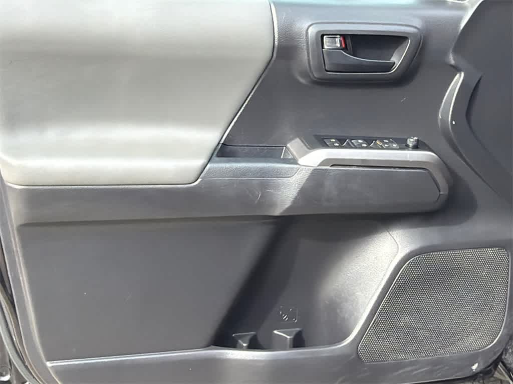 Thumbnail: 2022 Toyota Tacoma - 11