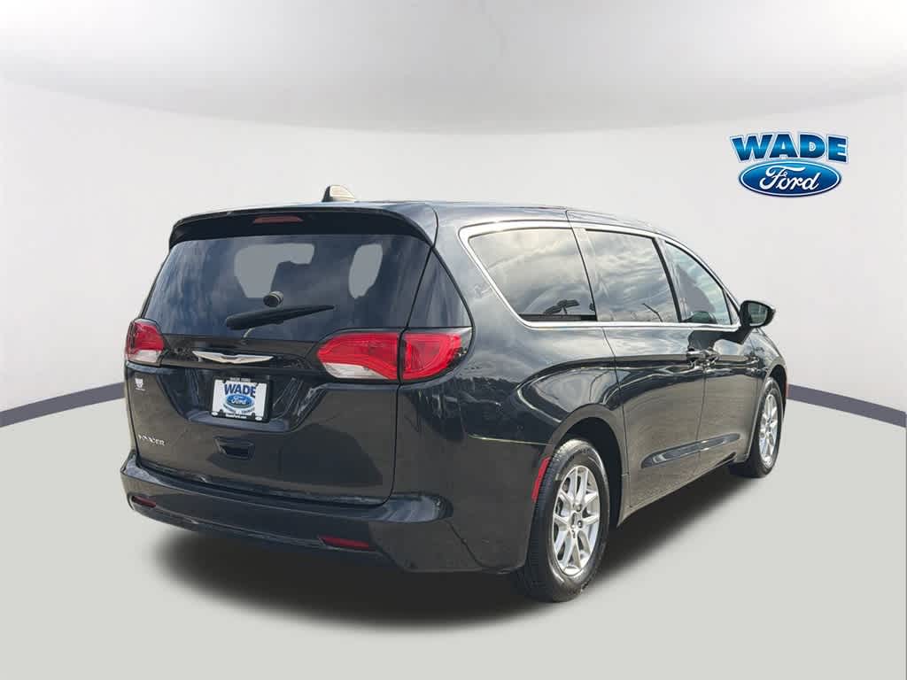 Thumbnail: 2023 Chrysler Voyager - 5