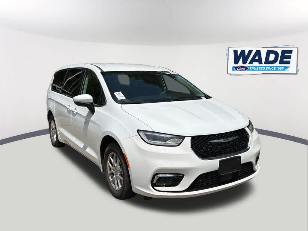 Thumbnail: 2023 Chrysler Pacifica - 3