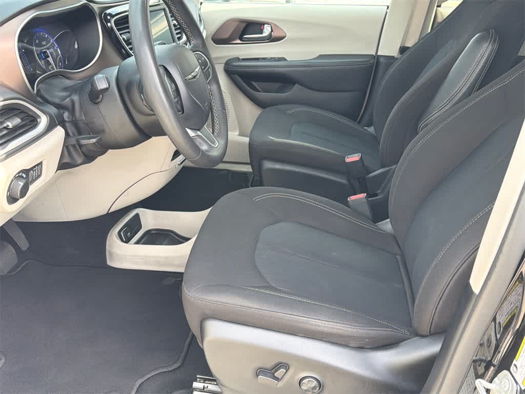 Thumbnail: 2023 Chrysler Voyager - 10