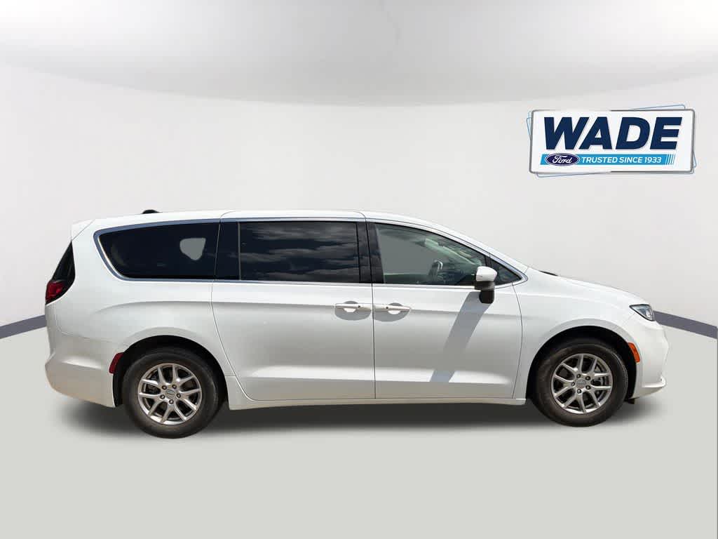 Thumbnail: 2023 Chrysler Pacifica - 4