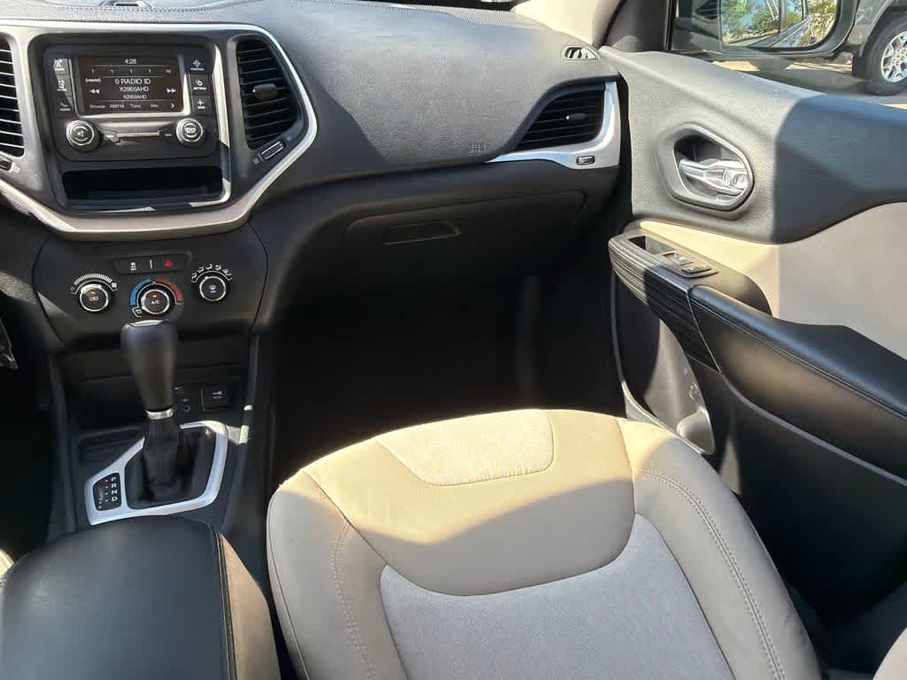 Thumbnail: 2015 Jeep Cherokee - 20