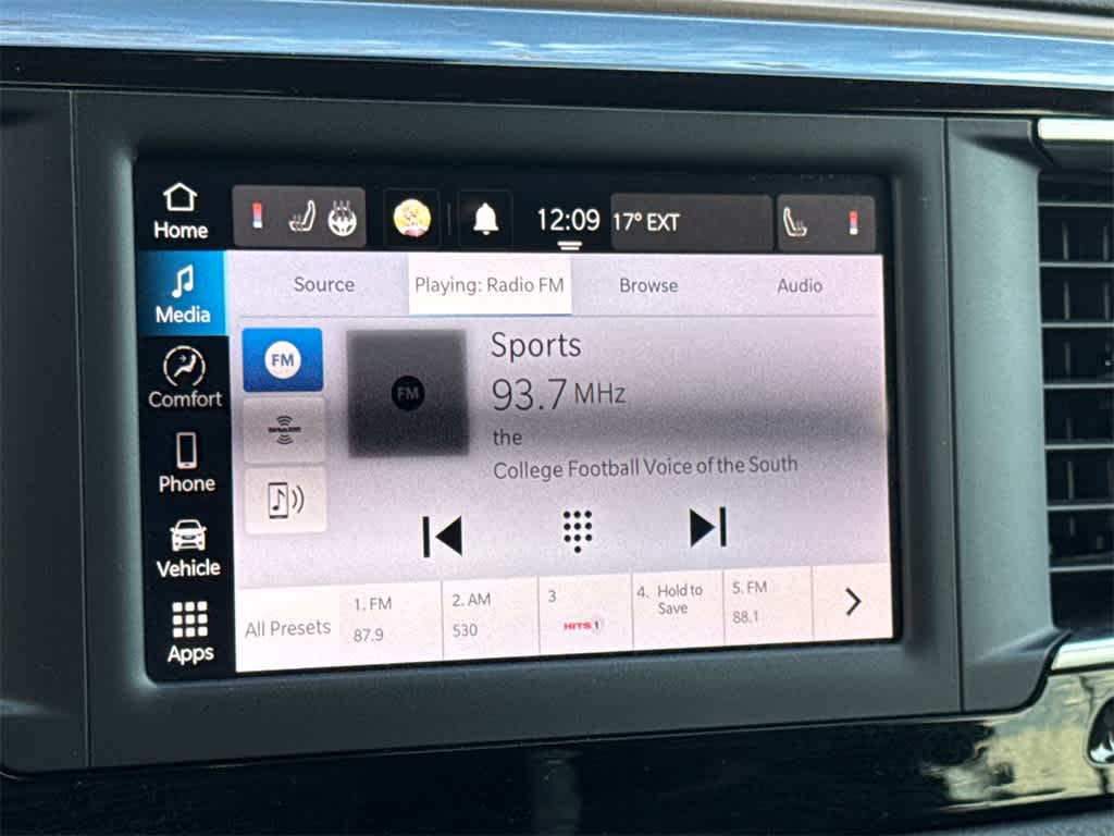 Thumbnail: 2023 Chrysler Voyager - 27