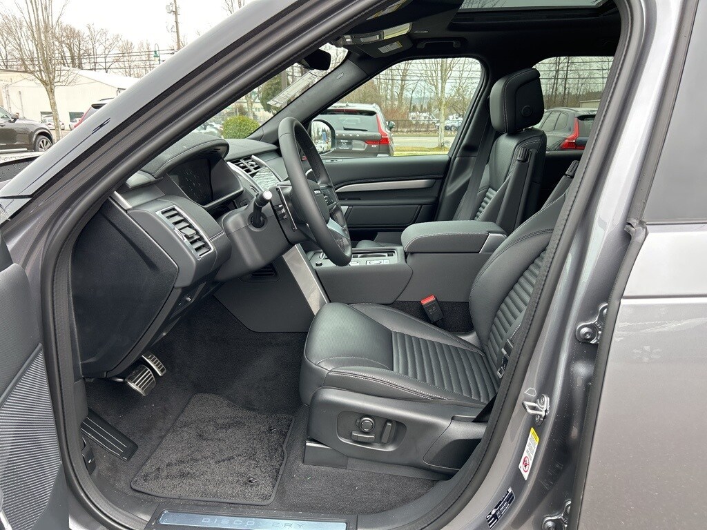 2025 Land Rover Discovery SE photo 3
