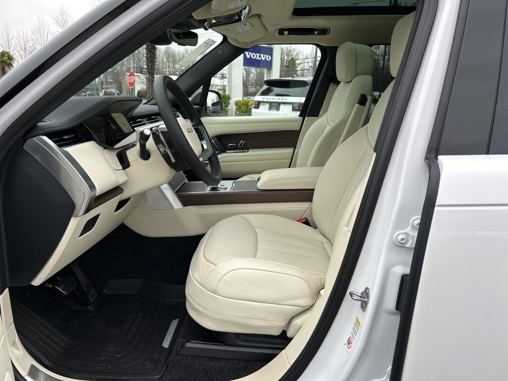 2025 Land Rover Range Rover SE photo 4