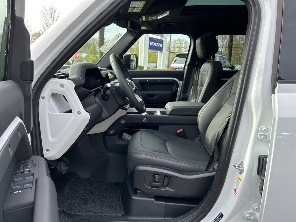 2025 Land Rover Defender 110 X-Dynamic SE photo 2